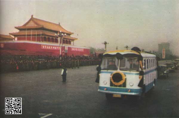周总理灵车经过天安门