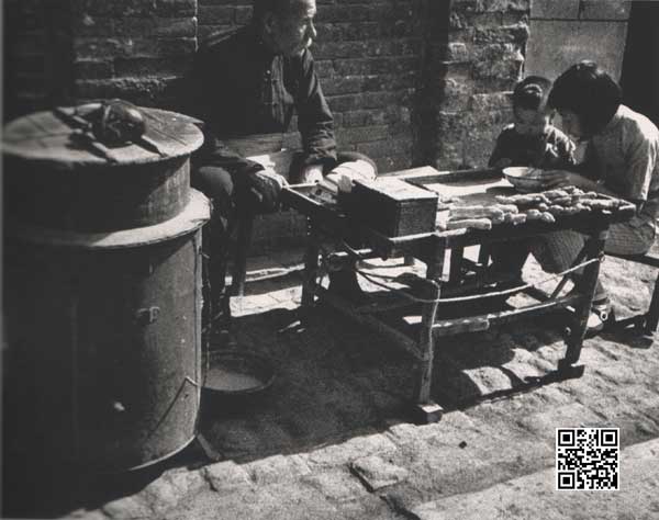 姐姐带着弟弟喝豆汁儿