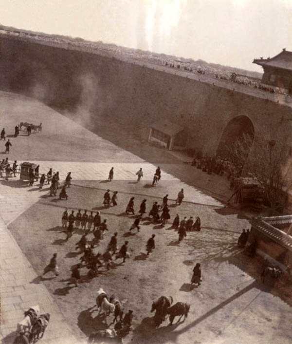 Le retour de la Cour a' Pekin : l'arrivee de l'imperatrice douaireire Cixi a' la Porte de Chien Men . Chine, 1901 The return of the Court to Beijing : the arrival of the Dowayer Empress Cixi in at the Chien Men Gate. China, 1901 Il ritorno della corte a Pechino: l'arrivo dell'imperatrice vedova Cixi alla porta Qianmen . Cina, 1901 *** Local Caption *** ***Only Available in Italy***