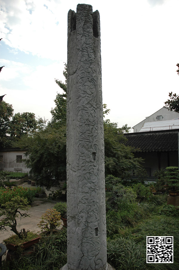 罗汉殿残存的雕花石柱